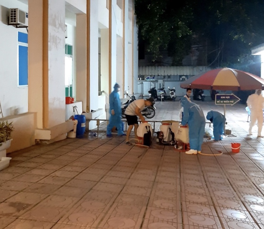 Ngay trong tối 1/9, BV đa khoa Hoà Bình đã tiến hành phun khử khuẩn toàn bộ bệnh viện.