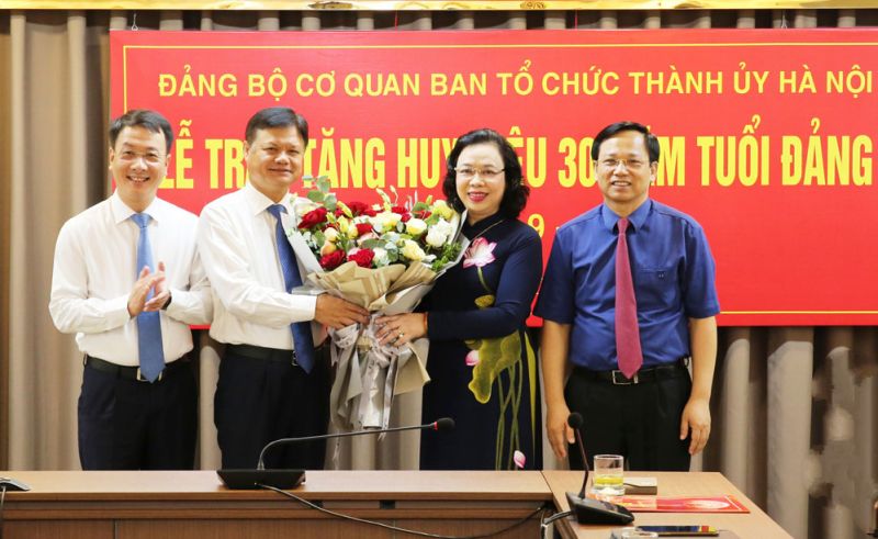 Phó Bí thư Thường trực chúc mừng đồng chí Vũ Đức Bảo