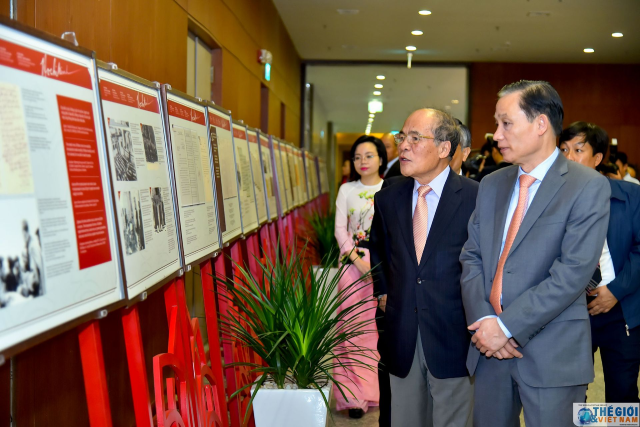 Nguy&ecirc;n Chủ tịch Quốc hội Nguyễn Sinh H&ugrave;ng v&agrave; Thứ trưởng Ngoại giao, Chủ tịch Uỷ ban Quốc gia UNESCO L&ecirc; Ho&agrave;i Trung tham quan Triển l&atilde;m trưng b&agrave;y ảnh, tư liệu về Chủ tịch Hồ Ch&iacute; Minh. (Ảnh: Tuấn Anh)