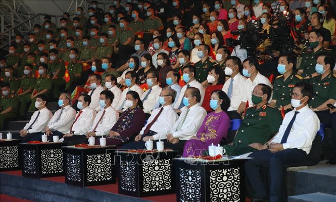 Thường trực Ban Bí thư Trần Quốc Vượng cùng các đồng chí lãnh đạo Đảng, Nhà nước tham dự chương trình. Ảnh: Văn Điệp/TTXVN