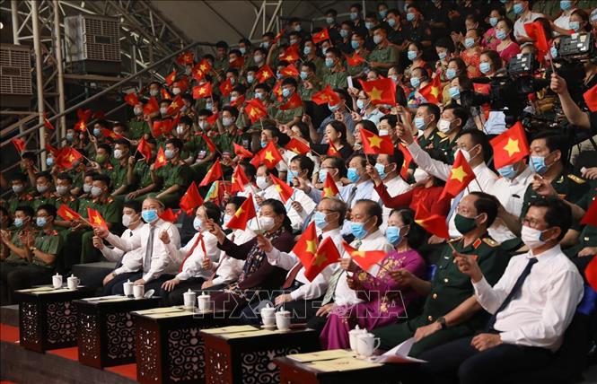 Các đồng chí lãnh đạo Đảng, Nhà nước tham dự chương trình truyền hình đặc biệt "Lời thề Độc lập".