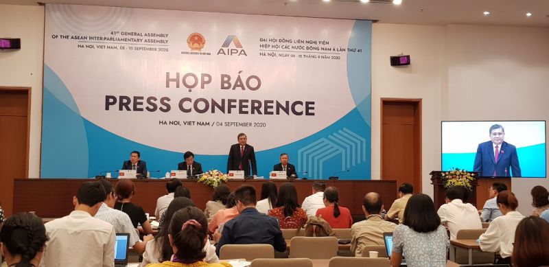 Toàn cảnh họp báo