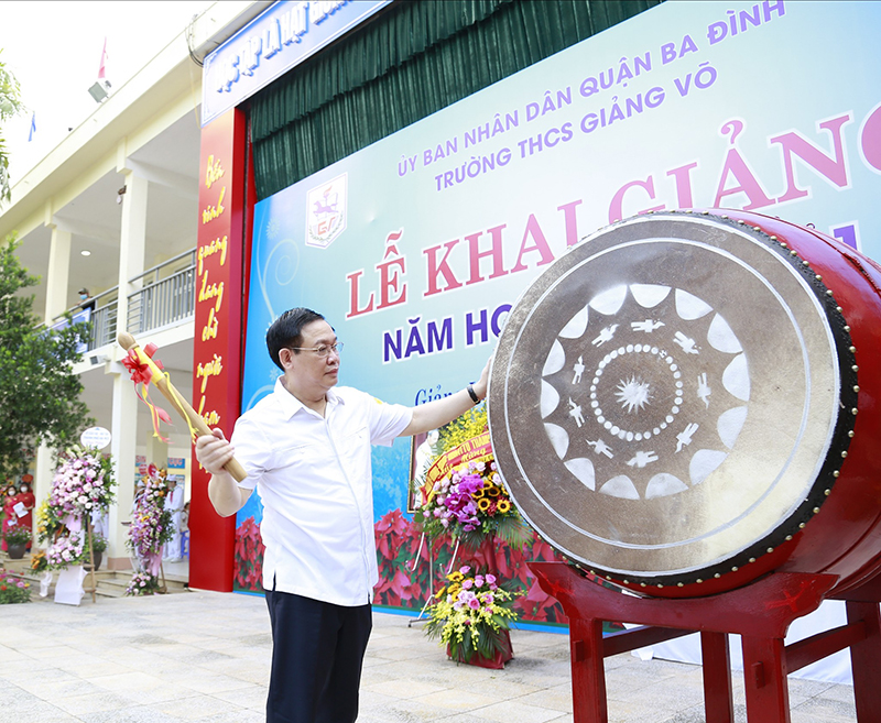 B&iacute; thư Th&agrave;nh ủy Vương Đ&igrave;nh Huệ đ&aacute;nh trống khai trường.