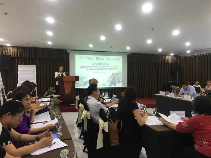 C&aacute;c đại biểu th&ocirc;ng tin tại dự &aacute;n: Việt Nam l&agrave; một trong 5 quốc gia bị ảnh hưởng nặng nề bởi biến đổi kh&iacute; hậu v&agrave; c&aacute;c loại h&igrave;nh thi&ecirc;n tai;  Phụ nữ v&agrave; trẻ em l&agrave; những người dễ bị tổn thương gấp 14 lần so với nam giới trong c&aacute;c thảm họa thi&ecirc;n tai