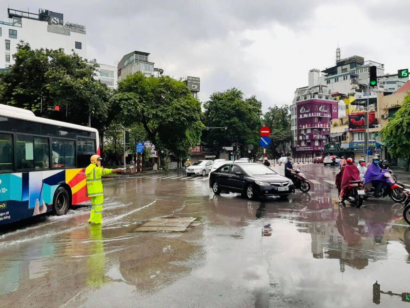 Cảnh sát giao thông đang làm nhiệm vụ tại ngã tư Cửa Nam