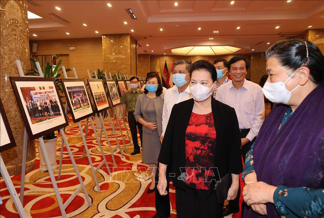 Chủ tịch Quốc hội Nguyễn Thị Kim Ngân kiểm tra gian trưng bày ảnh các hoạt động của AIPA.