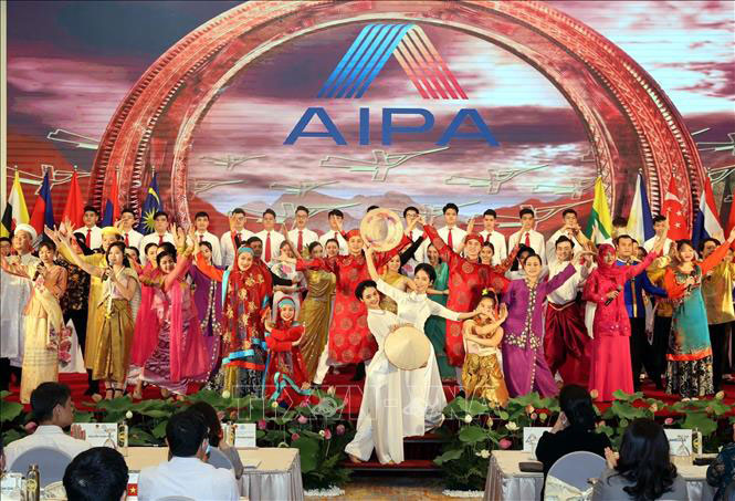 Chương trình nghệ thuật của nghệ sĩ các nước tại lễ khai mạc. Ảnh: Trọng Đức/TTXVN.