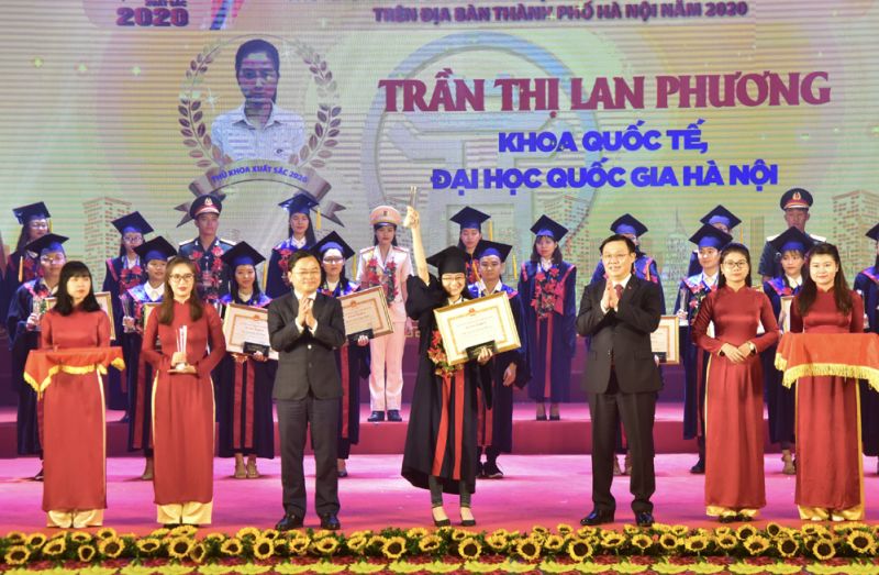 Bí thư Thành ủy Hà Nội Vương Đình Huệ và Phó Bí thư Thường trực Trung ương Đoàn, Chủ tịch Hội Liên hiệp thanh niên Việt Nam Nguyễn Anh Tuấn trao bằng khen cho các thủ khoa xuất sắc tốt nghiệp các trường đại học, học viện trên địa bàn thành phố Hà Nội năm 2020.