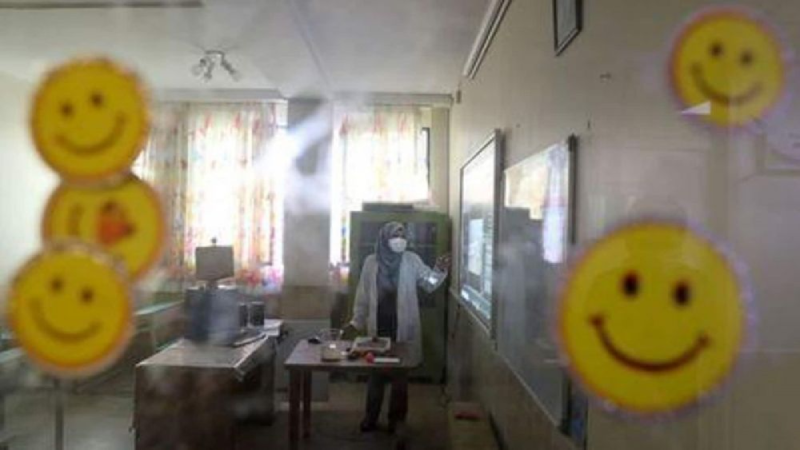 Việc các trường học không thể mở cửa đón học sinh do dịch Covid-19 càng nới rộng các khoảng cách về cơ hội tiếp cận giáo dục của trẻ em giữa những nước giàu và nghèo. Ảnh chụp một giáo viên đang giảng dạy trực tuyến tại trường Al-Mahdi, thủ đô Tehran, Iran ngày 5/9