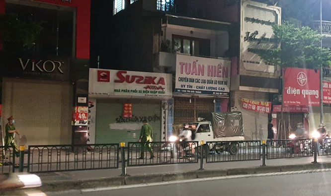 Vây bắt đối tượng bạo hành con gái lẩn trốn trên phố Tôn Đức Thắng (Hà Nội) - ảnh 1