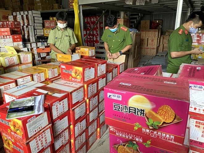 Lực lượng Quản lý thị trường kiểm tra một cơ sở kinh doanh bánh Trung thu Lực lượng Quản lý thị trường kiểm tra một cơ sở kinh doanh bánh Trung thu