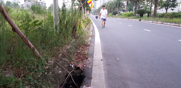 Hố ga kh&ocirc;ng nắp đậy ở đối diện t&ograve;a chung cư HH02, KĐT Thanh H&agrave; (Ảnh: V&acirc;n Nga)