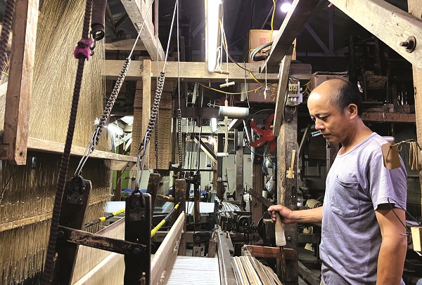 Anh L&ecirc; Đăng Toản b&ecirc;n khung cửi