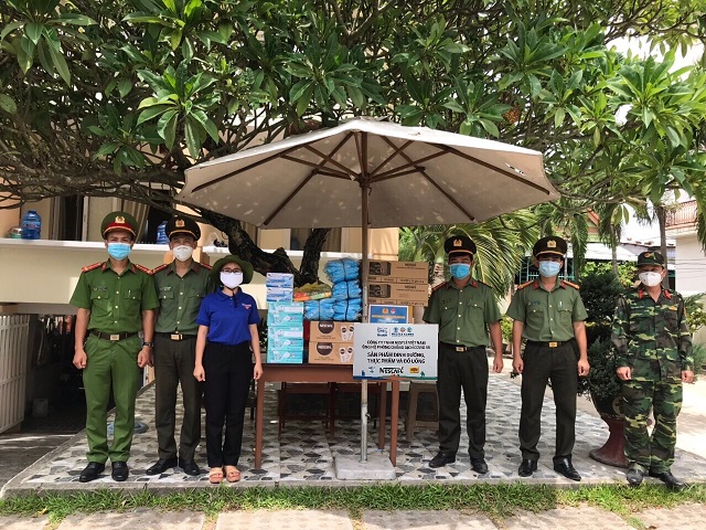 Bàn giao sản phẩm hỗ trợ tuyến đầu cho khu cách ly tập trung tại huyện Duy Xuyên, tỉnh Quảng Nam. Bàn giao sản phẩm hỗ trợ tuyến đầu cho khu cách ly tập trung tại huyện Duy Xuyên, tỉnh Quảng Nam.