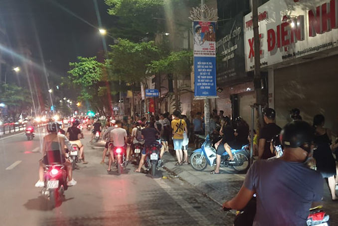 Người dân tụ tập tại phố Tôn Đức Thắng khi lực lượng công an vây ráp khu vực này để truy bắt đối tượng Kiên Người dân tụ tập tại phố Tôn Đức Thắng khi lực lượng công an vây ráp khu vực này để truy bắt đối tượng Kiên