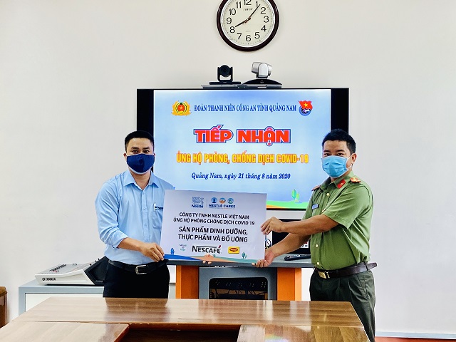 Đại diện Nestle' Việt Nam trao biển tượng trưng cho Đoàn Thanh niên Công an tỉnh Quảng Nam. Đại diện Nestle' Việt Nam trao biển tượng trưng cho Đoàn Thanh niên Công an tỉnh Quảng Nam.