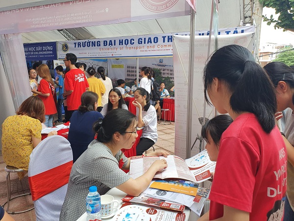 Thí sinh tìm hiểu thông tin tuyển sinh của trường đại học Ngoại thương(ảnh minh họa)