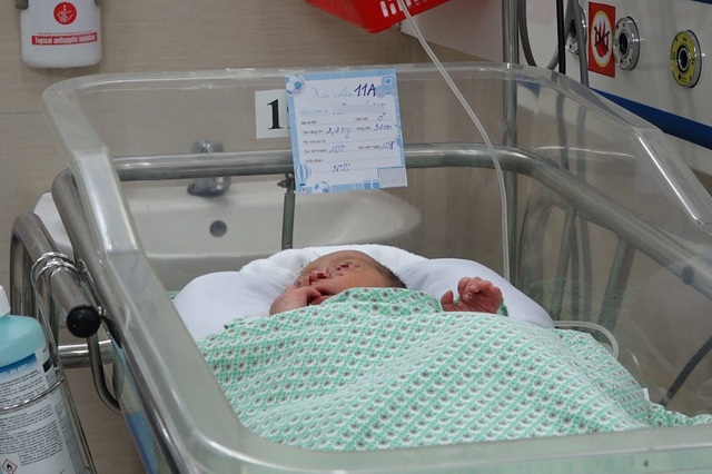 Cháu bé bị bỏ rơi giữa khe tường đã được gia đình nhận về chăm sóc.