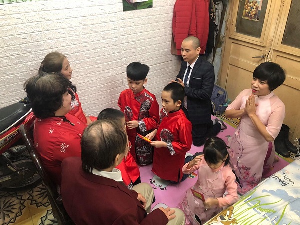 Vợ chồng anh Tú cùng các con kính cẩn quỳ mừng thọ bố mẹ nhân dịp năm mới Vợ chồng anh Tú cùng các con kính cẩn quỳ mừng thọ bố mẹ nhân dịp năm mới