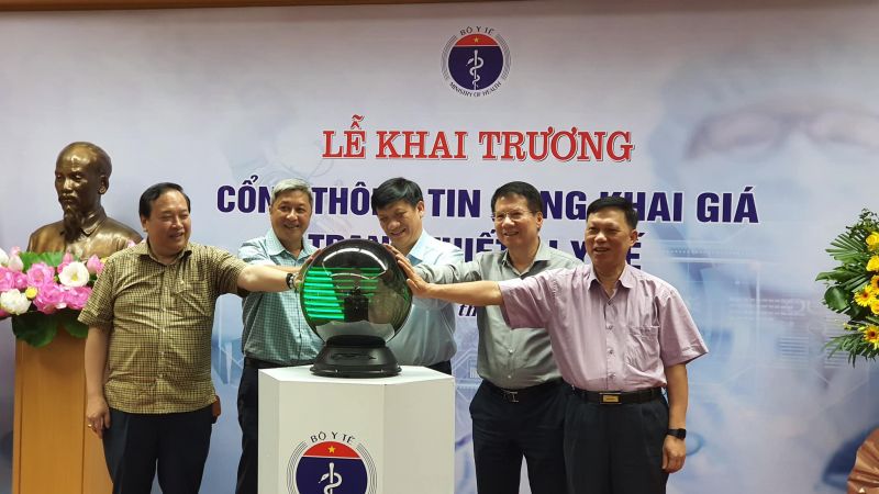 Các đại biểu nhấn nút khai trương cổng thông tin công khai giá trang thiết bị y tế.