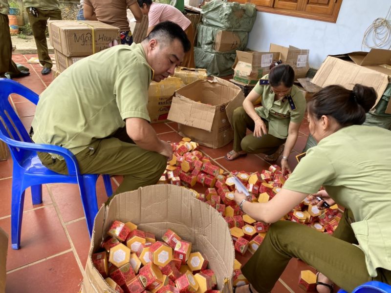 Kiểm soát viên kiểm đếm hàng hoá vi phạm