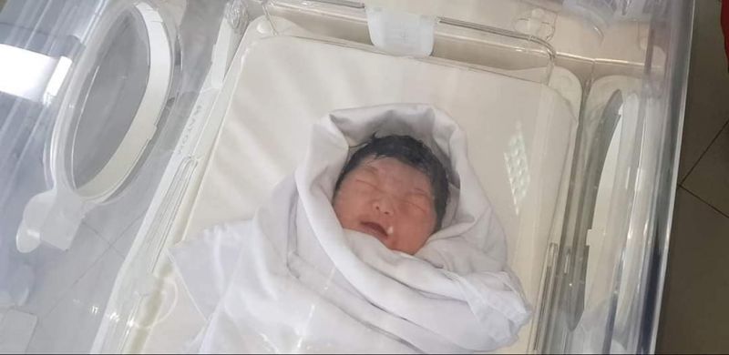 Em bé chào đời ở tuần thứ 36 và là cháu trai nặng 3,8 kg. Em bé chào đời ở tuần thứ 36 và là cháu trai nặng 3,8 kg.