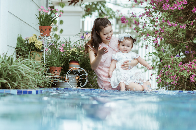 Mỗi lời hát mà Nguyễn Ngọc Anh cất lên cũng đều mênh mang tình mẹ, lại vừa như lời tâm tình thủ thỉ với các con gái