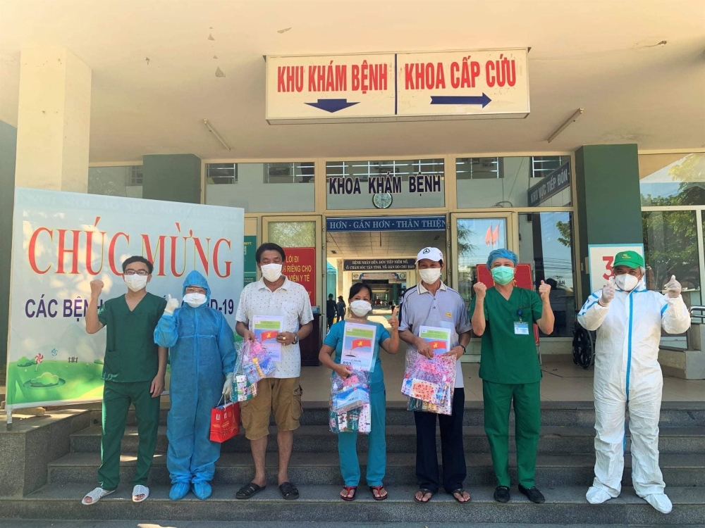 Các bệnh nhân được công bố khỏi bệnh tại Trung tâm y tế Hòa Vang. Các bệnh nhân được công bố khỏi bệnh tại Trung tâm y tế Hòa Vang.