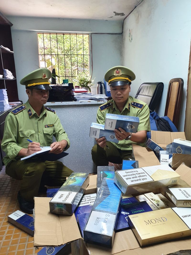 Đội QLTT số 1 thuộc Cục QLTT tỉnh Lâm Đồng đã tiến hành kiểm tra đột xuất đối với cửa hàng Tuyết Thơm và phát hiện một số mặt hàng thuốc lá điếu nhập lậu