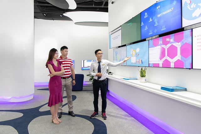 Giới thiệu c&aacute;c giải ph&aacute;p đoạt Giải thưởng Kinh doanh Quốc tế 2020 tại showeroom của VNPT.