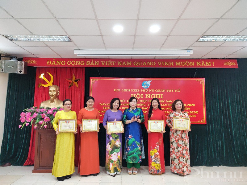 Hội LHPN quận Tây Hồ khen thưởng các tập thể có thành tích xuất sắc