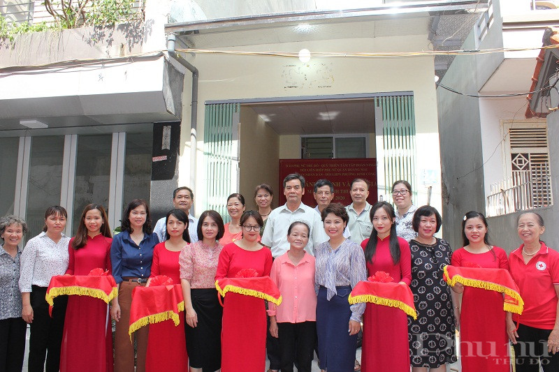 Các đại biểu tham dự lễ cắt bằng khánh thành và bàn giao 