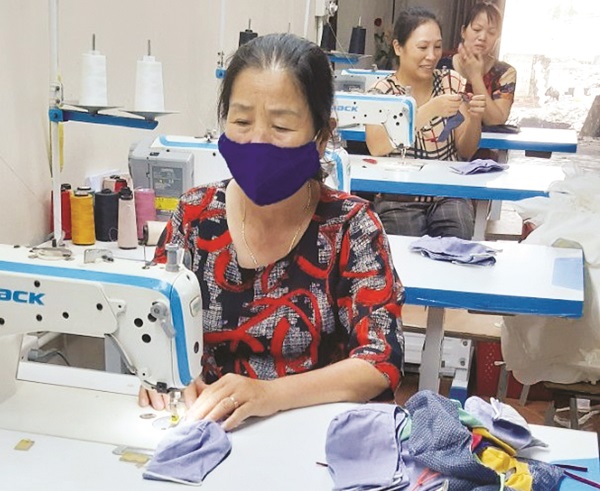 Bà Nguyễn Thị Sâu may khẩu trangmiễn phí để phát cho hội viên và người dân phòng chống dịch
