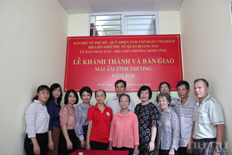 Lãnh đạo Báo Phụ nữ Thủ đô, Hội LHPN quận Hoàng Mai cùng các ban, ngành, đoàn thể phường và khu phố đến dự bàn giao nhà cũng đã trao tặng gia đình bà Nguyễn Thị Mùi những món quà đầy ý nghĩa