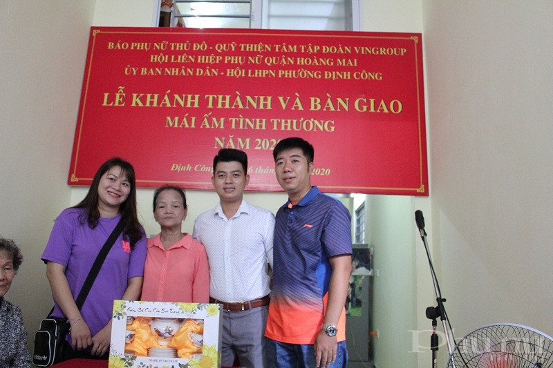 Những người bạn của con trai bà Mùi cũng đến tặng quà chúc mừng gia đình có căn nhà mới khang trang, sạch đẹp