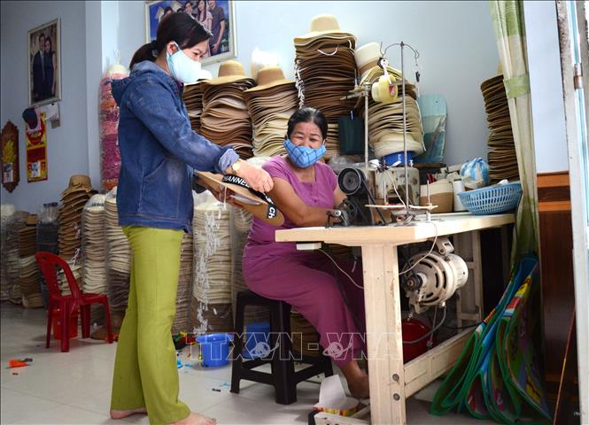 Bà Cái Thị Mỹ Hiệp (bên phải) là người tích cực xây dựng mô hình “May bóp ví và làm mũ cói” để chị em phụ nữ đơn thân có thêm thu nhập. Bà Cái Thị Mỹ Hiệp (bên phải) là người tích cực xây dựng mô hình “May bóp ví và làm mũ cói” để chị em phụ nữ đơn thân có thêm thu nhập.