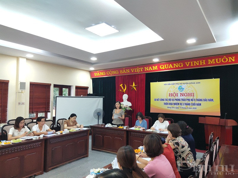 Đồng chí Ngô Thị Thúy Hằng - Phó Chủ tịch Hội LHPN huyện Đông Anh báo cáo kết quả 9 tháng đầu năm 2020