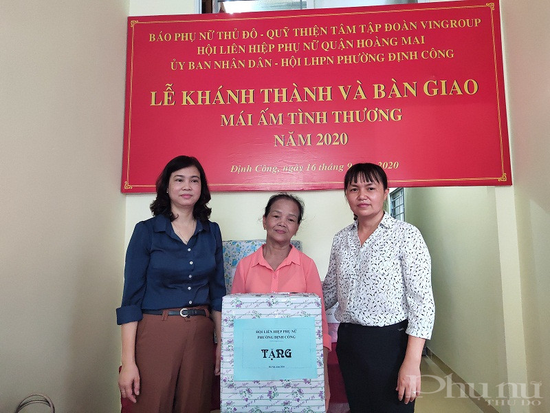 Trước việc làm thiết thực, đầy ý nghĩa của  các báo Phụ nữ Thủ đô, của chính quyền, đoàn thể và của tổ chức Hội, bà Mùi rất vui mừng và xúc động khi nhận căn nhà mới