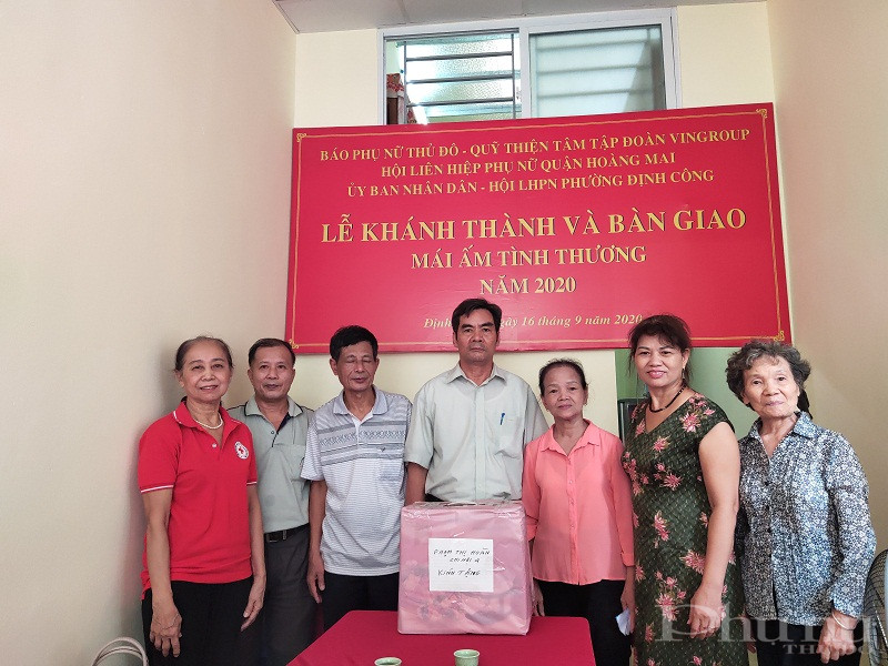 Các đại biểu tham dự lễ bàn giao và tặng quà cho gia đình bà Mùi