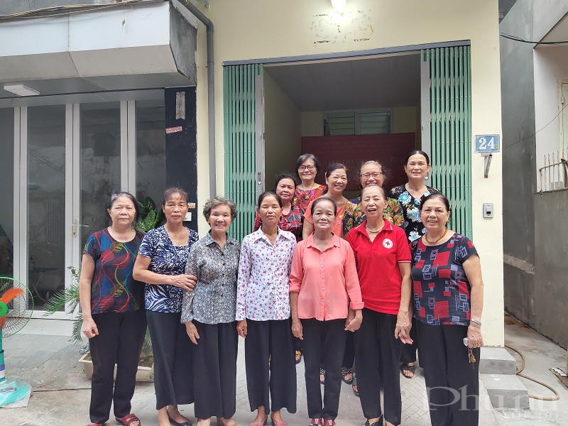 Chị em cán bộ hội viên phụ nữ đến chúc mừng gia đình bà Mùi