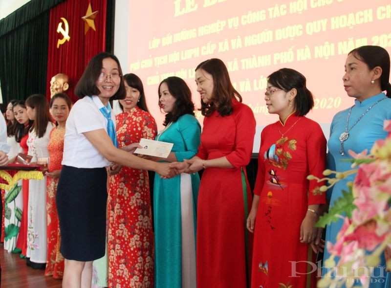 Trao chứng chỉ hoàn thành lớp Bồi dưỡng nghiệp vụ Công tác Hội cho các học viên. Trao chứng chỉ hoàn thành lớp Bồi dưỡng nghiệp vụ Công tác Hội cho các học viên.