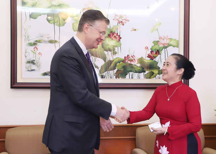 Đại sứ Daniel Kritenbrink và Phó Chủ tịch Thường trực Hoàng Thị Ái Nhiên.