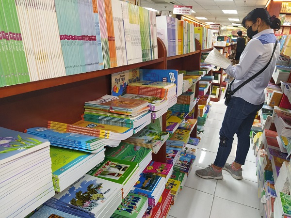 Phụ huynh học sinh và học sinh đang bị bủa vây bởi rừng STK “đi kèm” SGK