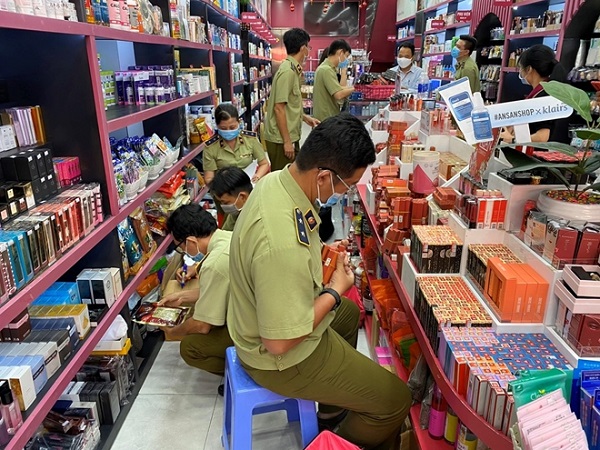 Cơ quan QLTT tạm giữ mỹ phẩm vi phạm tại điểm kinh doanh thuộc hệ thống Ansan Cosmetics - hệ thống có nhiều dấu hiệu sai phạm trong kinh doanh mỹ phẩm, thực phẩm chức năng Cơ quan QLTT tạm giữ mỹ phẩm vi phạm tại điểm kinh doanh thuộc hệ thống Ansan Cosmetics - hệ thống có nhiều dấu hiệu sai phạm trong kinh doanh mỹ phẩm, thực phẩm chức năng
