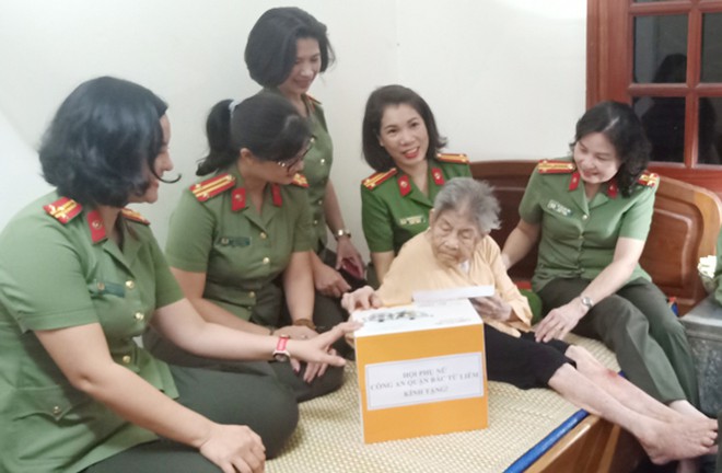 Thăm hỏi Mẹ Việt Nam anh hùng Chu Thị Nhan nay đã 104 tuổiẢnh HPN