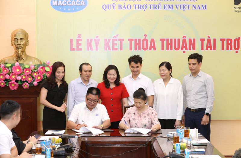 Các đại diện ký thỏa thuận hỗ trợ cho trẻ em khó khăn thông qua Quỹ Bảo trợ trẻ em