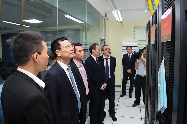 Bộ trưởng Nguyễn Mạnh Hùng, đại diện Viettel và đại diện Học viện Công nghệ Bưu chính - Viễn thông tham qua phòng Lab