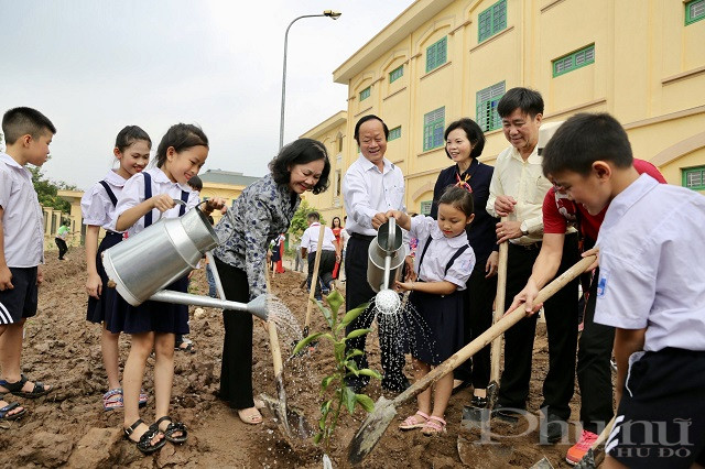 Hoạt động trồng cây xanh sẽ giúp hình thành ý thức yêu quý thiên nhiên và bảo vệ môi trường, đặc biệt là với trẻ em, thế hệ tương lai của đất nước. Hoạt động trồng cây xanh sẽ giúp hình thành ý thức yêu quý thiên nhiên và bảo vệ môi trường, đặc biệt là với trẻ em, thế hệ tương lai của đất nước.