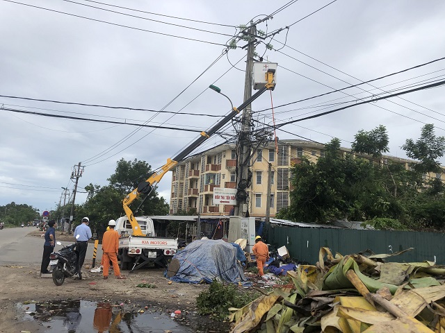 EVN đã chỉ đạo Tổng Công ty Điện lực  Miền Trung và các đơn vị liên quan sớm khôi phục cấp điện trở lại sau bão số 5.