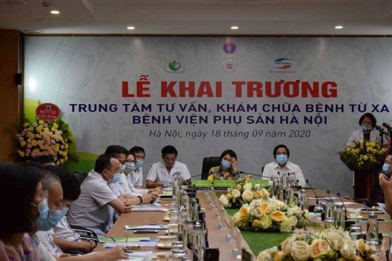 Các đại biểu tham dự Lễ khai trương Trung tâm tư vấn, khám chữa bệnh từ xa của BV Phụ sản Hà Nội.